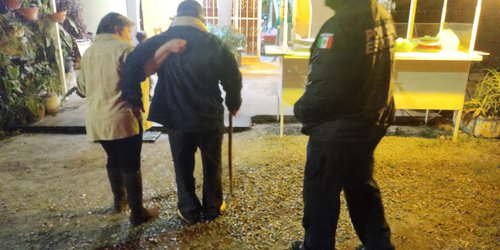 Policías estatales auxilian a adulto mayor extraviado en Ciudad Valles