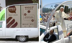 El papamóvil de Francisco, listo para ser desplegado como clínica para los niños de Gaza.