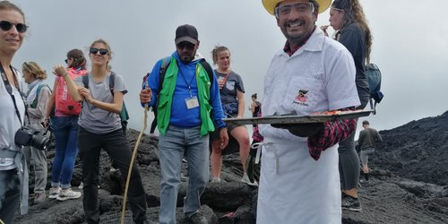 Hombre hornea pizzas sobre lava de volcán y las vende a turistas