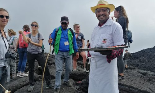 Pizza horneada en cavernas de lava del volcán pacaya.jpeg