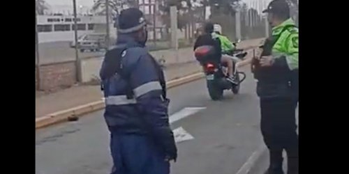 Policía ayuda a joven a llegar a tiempo a examen de admisión