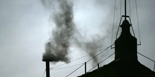 Non habemus papam: Primer humo negro en el Vaticano