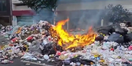 Ciudad de México: Trabajadores de limpia bloquean vialidades y descargan camiones de basura frente oficinas de Capital Humano