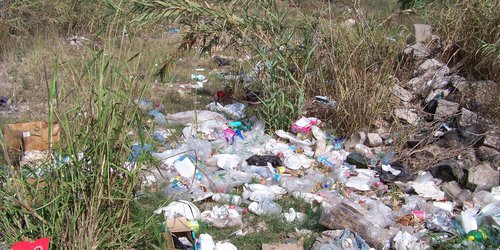 Agricultores y familias contaminan río Morales