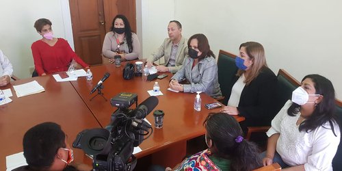 Atienden legisladores a manifestantes que presentaron solicitudes de Juicio Político