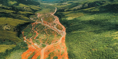 Cómo se origina el color naranja en los ríos y qué consecuencias tiene para el ecosistema.