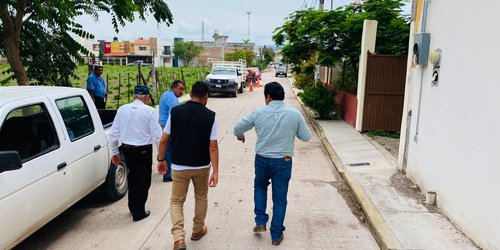 Alcalde Rodolfo Loredo supervisa condiciones del drenaje pluvial en calle Javier Mina.