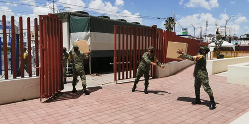El Ejército Mexicano hace entrega de equipo de protección al Hospital Morones