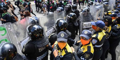 ‘¿Eso es feminismo?’: Sheinbaum condena violencia contra mujeres policía y defiende operativo del #28S