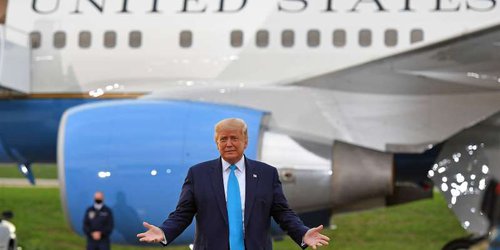 Trump insiste que se vote dos veces pese a que la autoridad electoral aclara que es delito