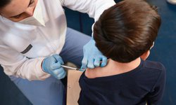 Llaman a padres de familia a vacunar a niñas y niños contra el Covid