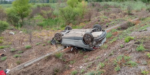Maestra resulta lesionada tras volcadura en la carretera Rioverde–San Ciro