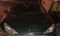 Impacta vehículo estacionado en calle Porfirio Díaz y huye