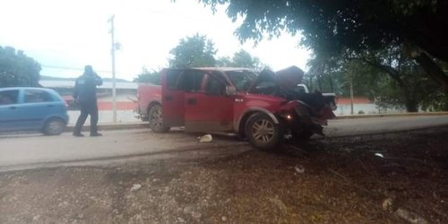 Dos heridos al chocar camioneta con árbol en Tamasopo