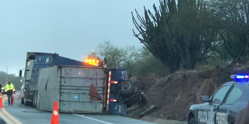 Volcó semiremolque  en carretera 70 Rioverde-Rayón