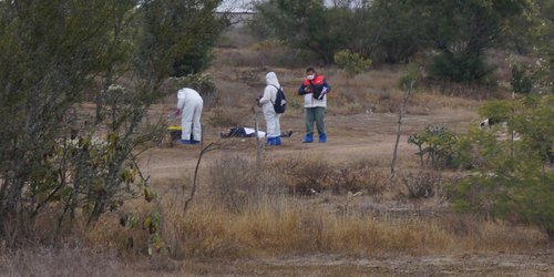 Encuentran a persona sin vida a un lado de la carretera a San Ciro