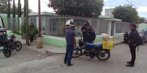 Estudiantes atropellan a repartidor de tortillas y lo abandonan