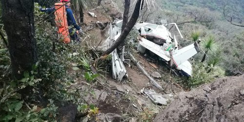 Difíciles manobras para rescatar cuerpos de avioneta caída