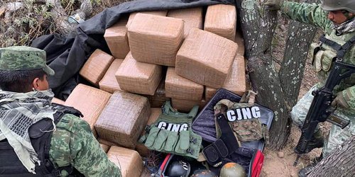 Militares aseguran droga y armas en Villa de Arriaga