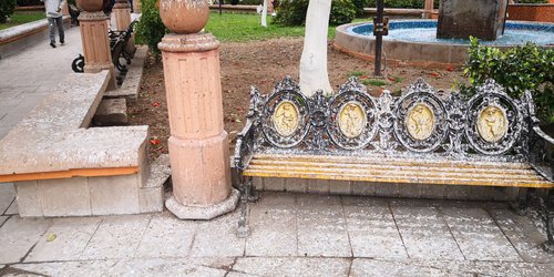 Parte de la plaza principal llena de excremento de palomas