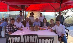 Celebró su cumpleaños don René Urbiola con su familia, y el Gobernador