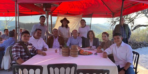 Celebró su cumpleaños don René Urbiola con su familia, y el Gobernador