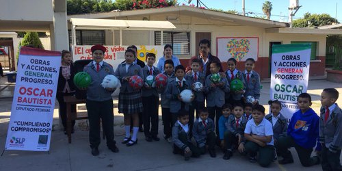Oscar Bautista entregó apoyos a escuelas de Rioverde