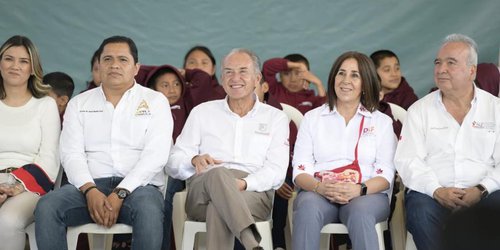 Gobernador entrega en Axtla 41 mil uniformes para educación indígena y comunitaria