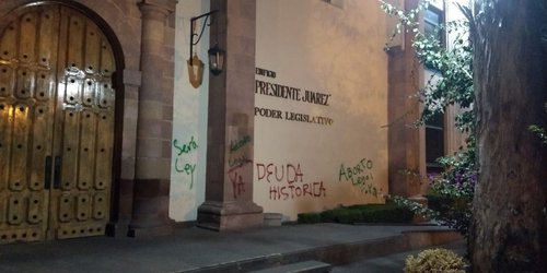 Aparecen pintas en edificio “Presidente Juárez” del Congreso Estatal