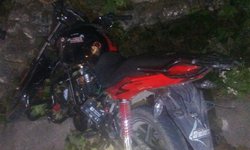 Muere joven motociclista en fuerte choque