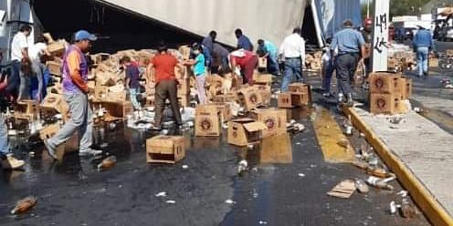 Volcó trailer cargado de cerveza cerca de SLP
