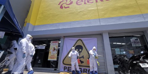 Clausuran simbólicamente tienda Elektra y Banco Azteca en Oaxaca