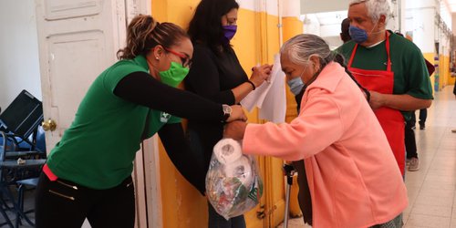 Ricardo Gallardo apoyó a comerciantes de la capital