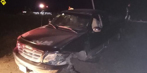 Chocan vehículos sobre la carretera 70, frente al ejido El Refugio