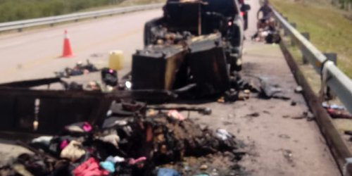 Se quema camioneta de "paisanos" del Refugio, en carr. Cerritos-Tula