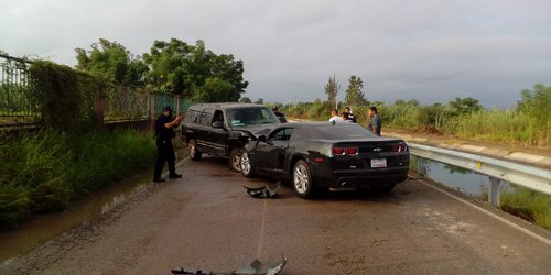 Chocan sujetos ebrios en Camaro, luego lo abandonan y huyen