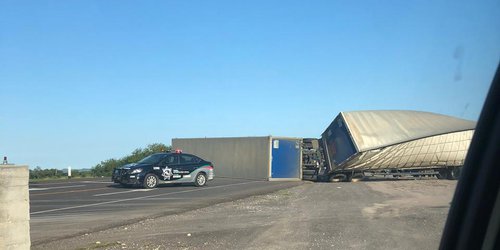 Doble remolque de tráiler volcó sobre la supercarretera por caseta de Cerritos