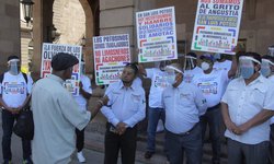 Organizaciones Civiles se suman a protestas durante visita de AMLO