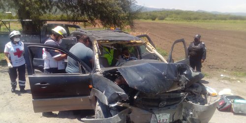 Conductor ebrio prensado al chocar contra refaccionaria.