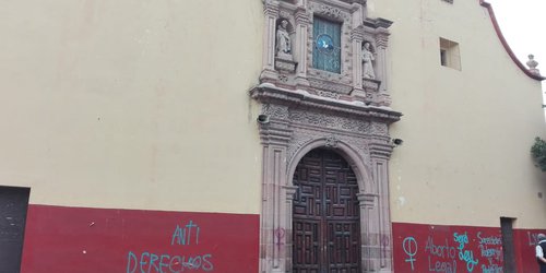 La iglesia de San Miguelito y  Calzada de Guadalupe, amanecieron con pintas a favor del aborto.