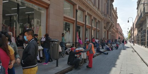 Alcaldes 'Antorchistas' protestan en oficinas públicas exigiendo obras