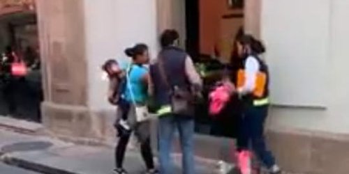 Pelean inspectores y vendedora de flores en centro de SLP