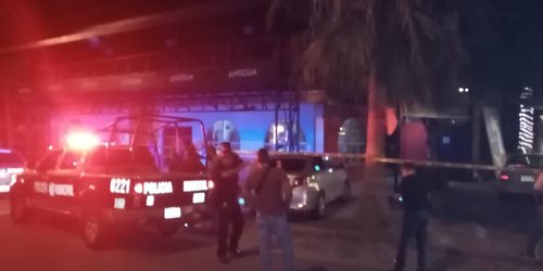 Lesionan de un balazo a ex dirigente comercial en antro La Antigua