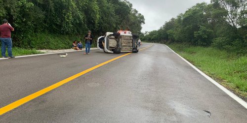 Volcadura por lluvias deja tres personas golpeadas