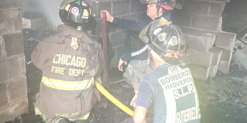 Se quema casa y automóvil abandonados en Puente del Carmen
