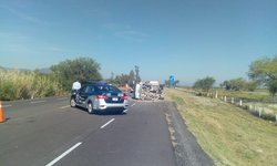 Muere mujer en volcadura sobre la supercarretera