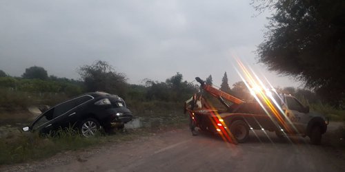 Camioneta Mazda se fue al canal principal Media Luna