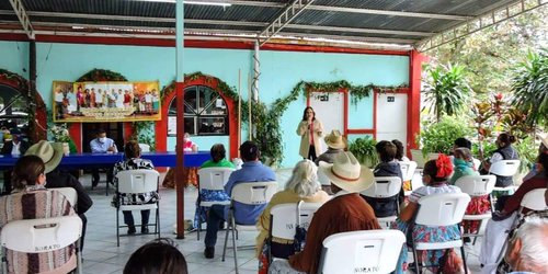 Escucha diputada Vianey Montes a adultos mayores que denuncian despojo de un terreno en Tamasopo