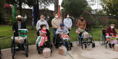 DIF Municipal entrega 12 sillas de ruedas a personas con discapacidad