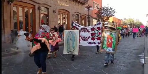 Marchan indígenas con sus santos, para pedir que se enjuicie a Xavier Nava